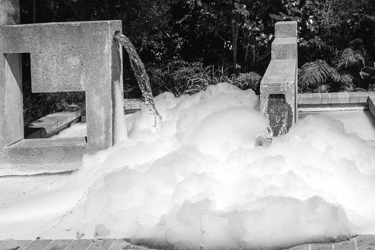 Water fountain with foaming bubbles