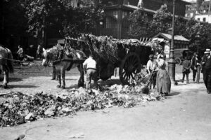 Trash collectors, Paris, 1908
