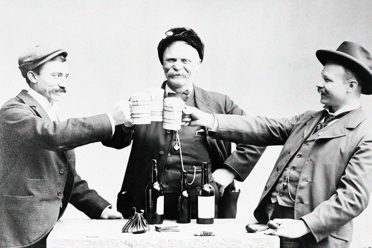 Men toasting with beer, 1899