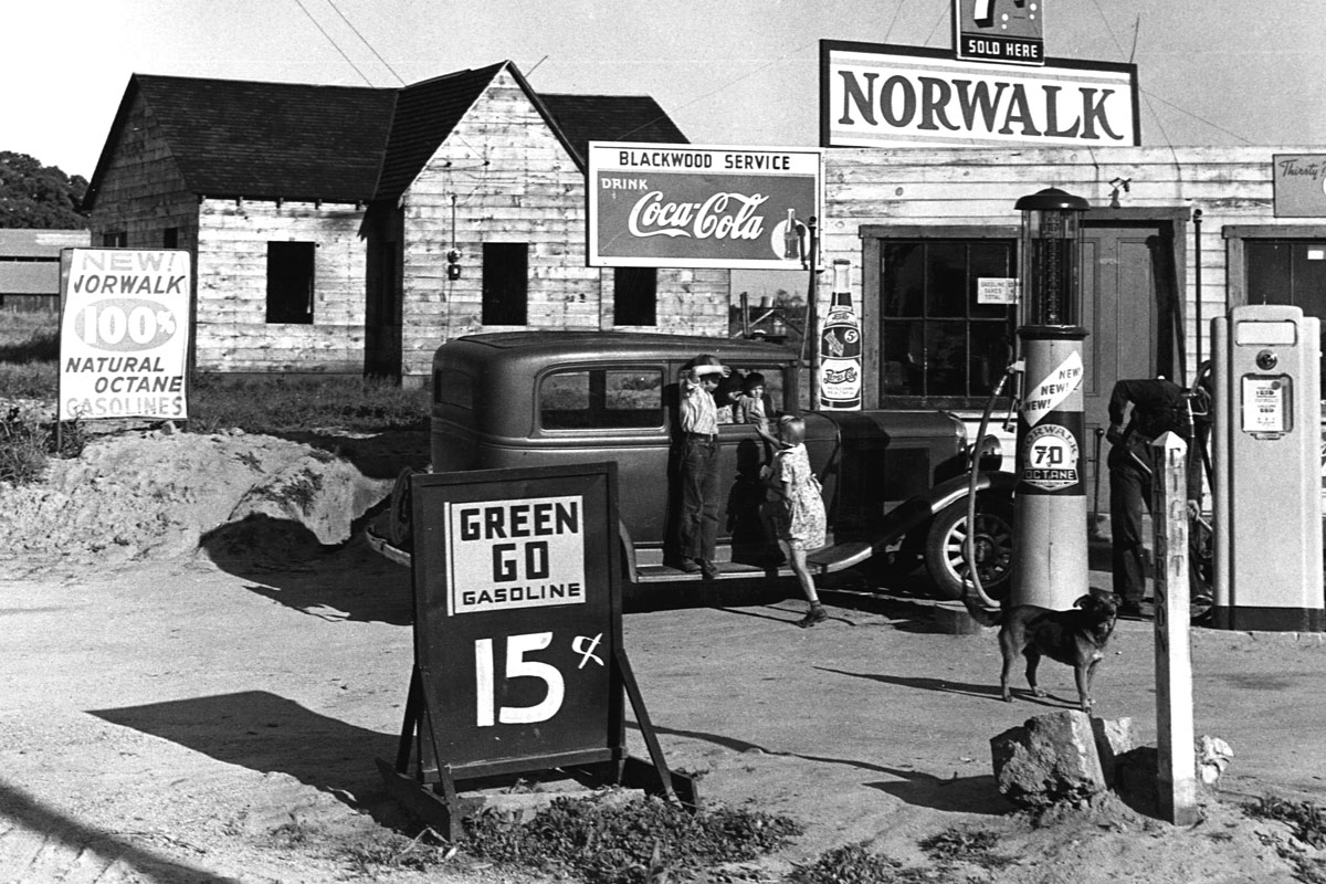 Gas station in California, 1940